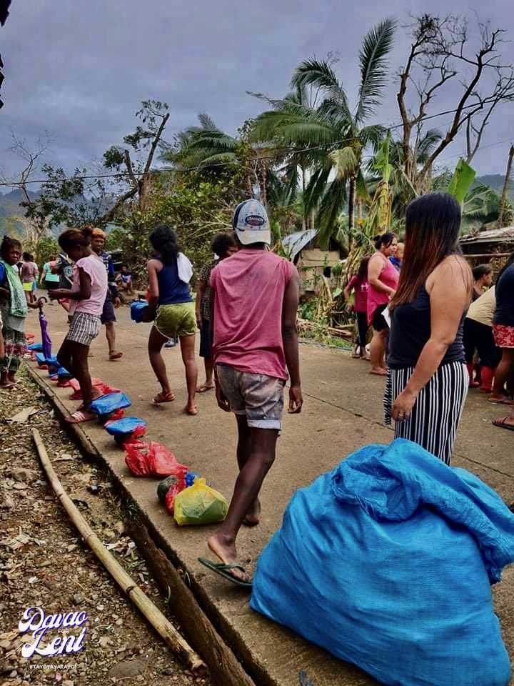 kolsenertito's tweet photo. #OdettePHRelief ng @DavaoforLeni sa mga komunidad ng mangigisda sa Lingig at tribo ng Mamanwa sa Tubod, Surigao. Salamat po sa donors! #PagIbigAngKulayNgPasko #helplikeleni https://t.co/nLQIBz7h5Z