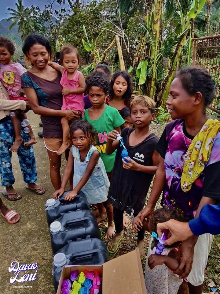kolsenertito's tweet photo. #OdettePHRelief ng @DavaoforLeni sa mga komunidad ng mangigisda sa Lingig at tribo ng Mamanwa sa Tubod, Surigao. Salamat po sa donors! #PagIbigAngKulayNgPasko #helplikeleni https://t.co/nLQIBz7h5Z