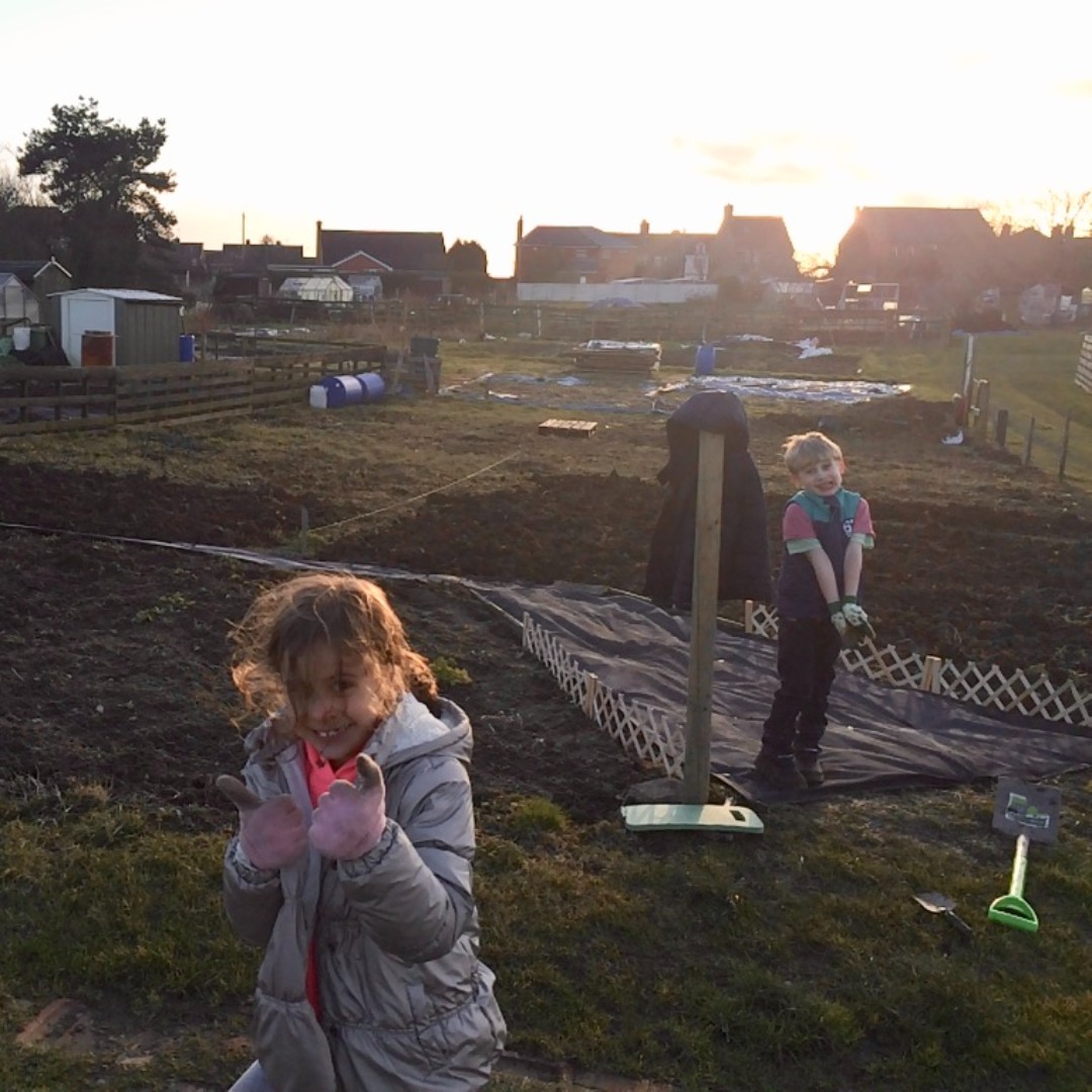 derbyshireveg's tweet photo. Little workers #2014
πΆπ₯π₯¬π₯¦π₯π₯ππ½π₯π π§π§
π
π«
#allotment #allotmentuk #growyourown #haveagrow #giveitagrow #eattherainbow #vegetablegarden #kitchengarden #derbyshire https://t.co/waEHXedKSS
