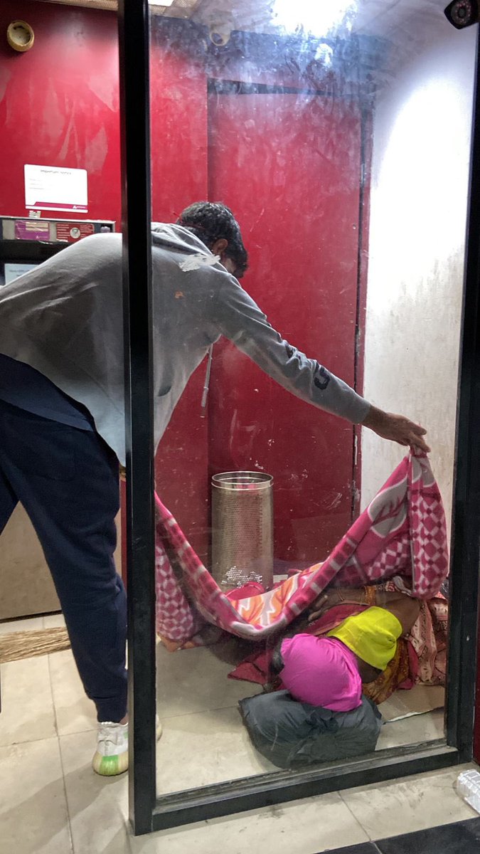 dhruv_jatti's tweet photo. As Bangalore winter continues to get more cold - free blankets were distributed for people who were sleeping on roads &amp; footpaths across the city last night. 

This christmas is all about giving, if you find such situations around your neighbourhood - please lend a hand. 🤝🎄🎁 https://t.co/rgvlCWGHIP
