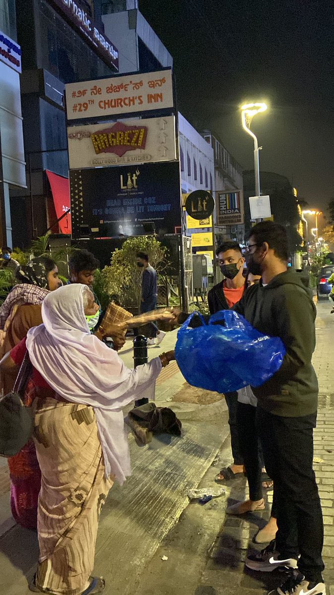 dhruv_jatti's tweet photo. As Bangalore winter continues to get more cold - free blankets were distributed for people who were sleeping on roads &amp; footpaths across the city last night. 

This christmas is all about giving, if you find such situations around your neighbourhood - please lend a hand. 🤝🎄🎁 https://t.co/rgvlCWGHIP