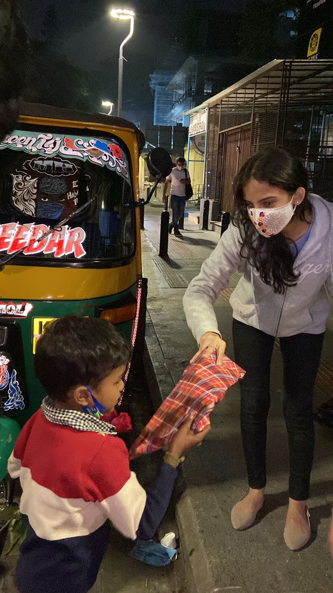 dhruv_jatti's tweet photo. As Bangalore winter continues to get more cold - free blankets were distributed for people who were sleeping on roads &amp; footpaths across the city last night. 

This christmas is all about giving, if you find such situations around your neighbourhood - please lend a hand. 🤝🎄🎁 https://t.co/rgvlCWGHIP