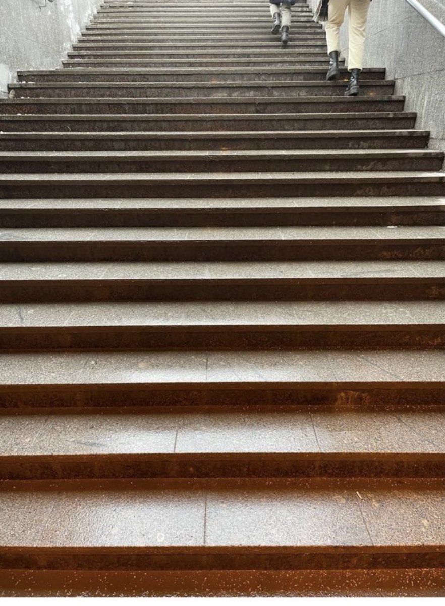 В социальных сетях обратили внимание на обращение жителей с просьбой отремонтировать ступени в подземном переходе от дома №78 по проспекту Мира к ТПУ «Рижская». В свою очередь, сделали обращение в ГБУ «Гормост», и его сотрудники оперативно отремонтировали дефектные ступени.