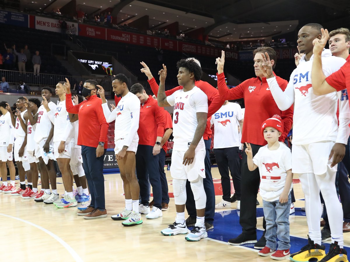SMUBasketball's tweet photo. Holiday spirit all season long!
#PonyUp #PonyUpDallas
#MustangsGiveBack https://t.co/oD99ytHEhx