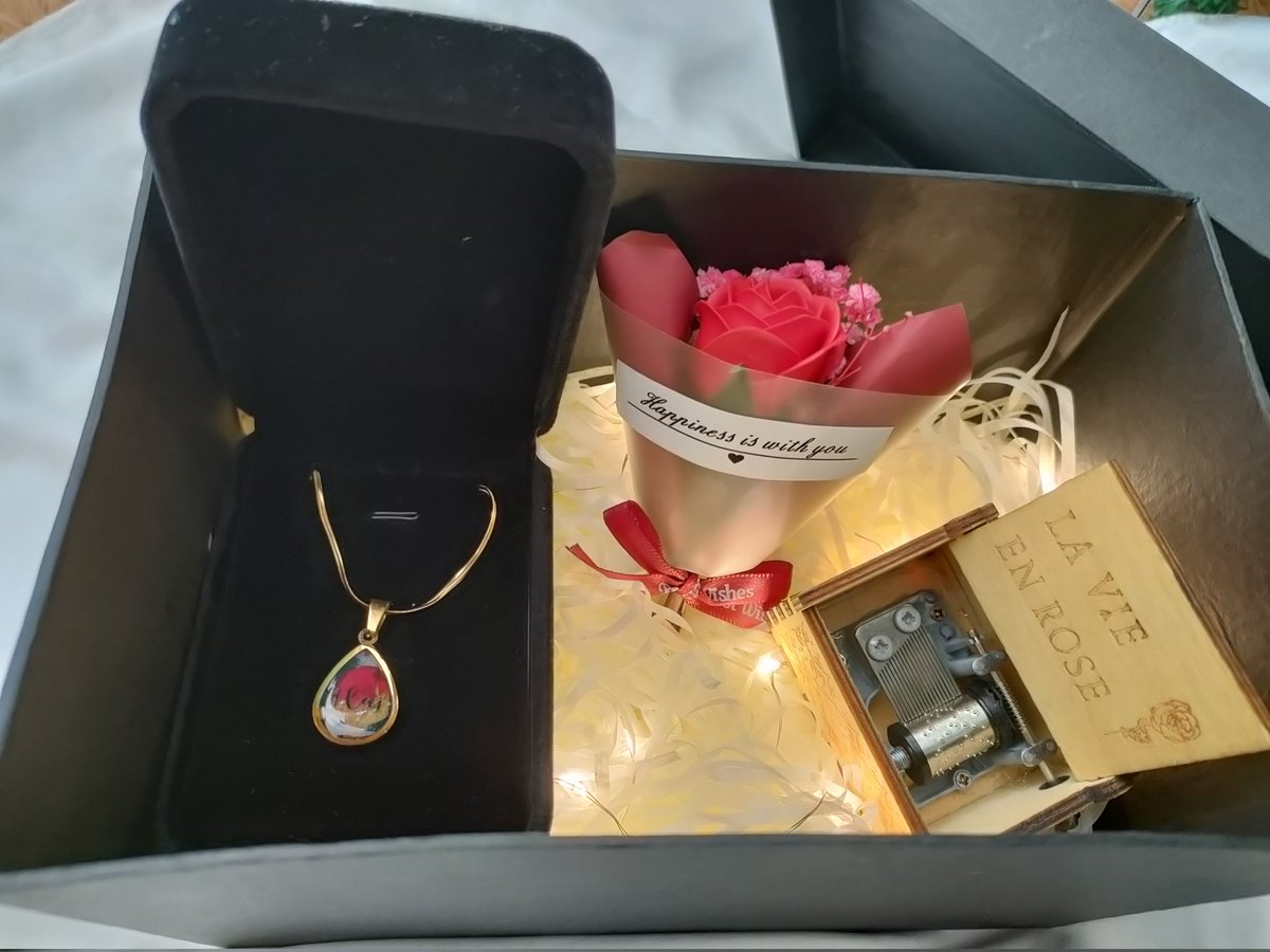 Sheene31's tweet photo. La vie en rose gift package🌹

Perfect for gift this Christmas 🎄🎁
We accept adds on to your package 🎈🍫
It is real Pressed rose inside🌹 https://t.co/79aovBQiES