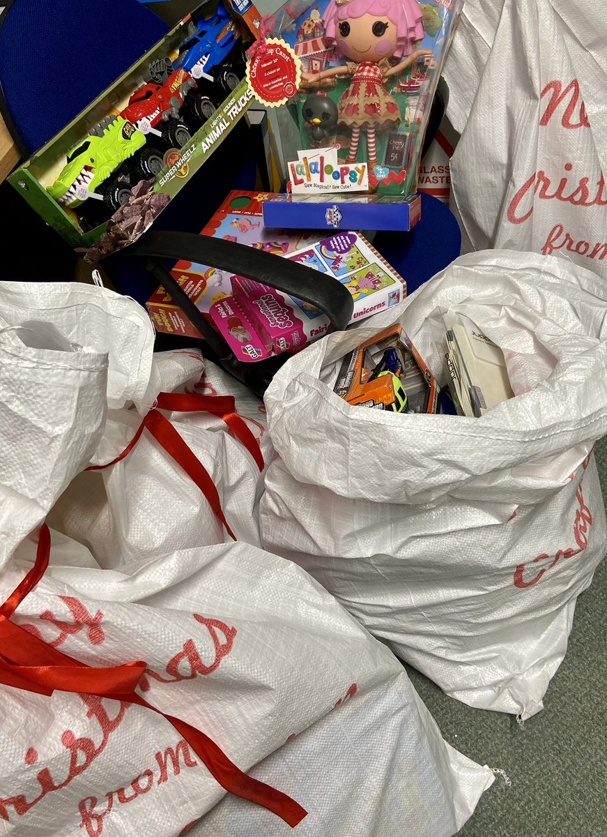 Thank you for your midnight visit with gifts for the Children’s Ward. From staff and regulars at The White Heart, Fulwood ⛄️🎄🎅🏻<a href="/LancsHospPaeds/">Paediatrics</a> <a href="/LancHospCharity/">Lancashire Teaching Hospitals Charity</a>