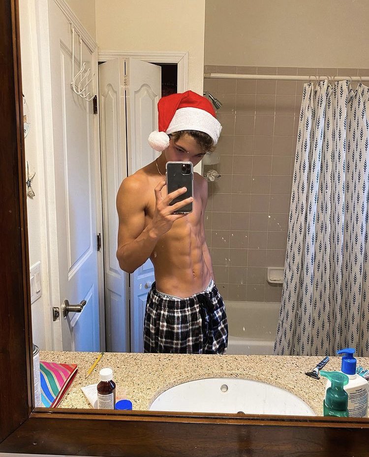 2 pic. To all of you a Merry Christmas ? 
Today i have a Chrismas special on my instagram with 152k followers