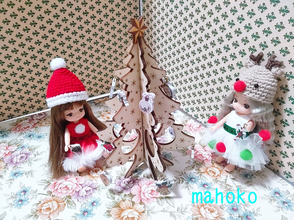 IRiccachan's tweet photo. クリスマスツリーを慌てて飾り付け中😱

#リカちゃん
#ミキちゃん
#マキちゃん
#クリスマスイブ
#XMAS2021 https://t.co/ETROt8Hc9R