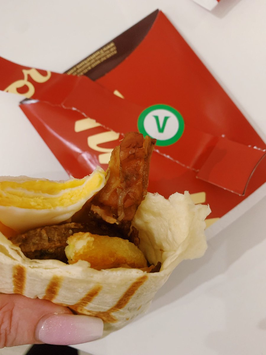 When you find bacon hidden in your half eaten veggie wrap. Thanks <a href="/timhortonsuk/">Tim Hortons UK</a> 👏🏻
