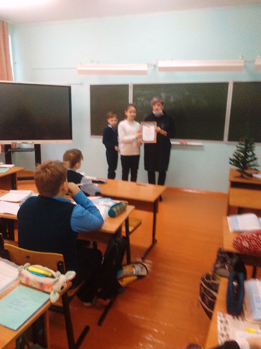 Благодарность ученикам СОШ Молочно-Дворская за изготовление игрушек для Новогодней елки.