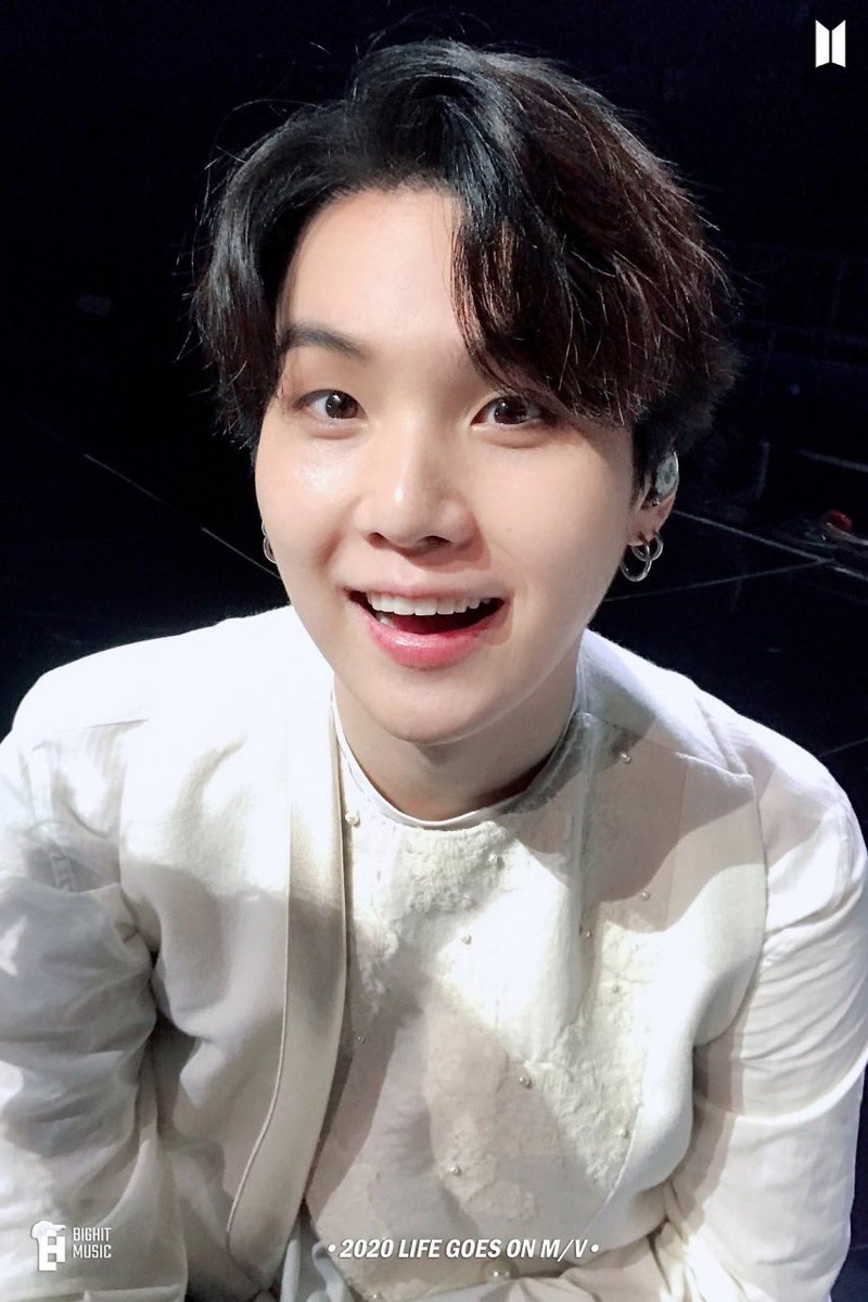 ot7jungkookbts's tweet photo. NO PUEDE SER ESTOY LLORANDO PORQUE TÚ MIN YOONGI 😭 PORFAVOR RECUPÉRATE PRONTO MI AMOR😭😭 TE AMO MUCHO SUGA 💜💜 https://t.co/XPJgMli742