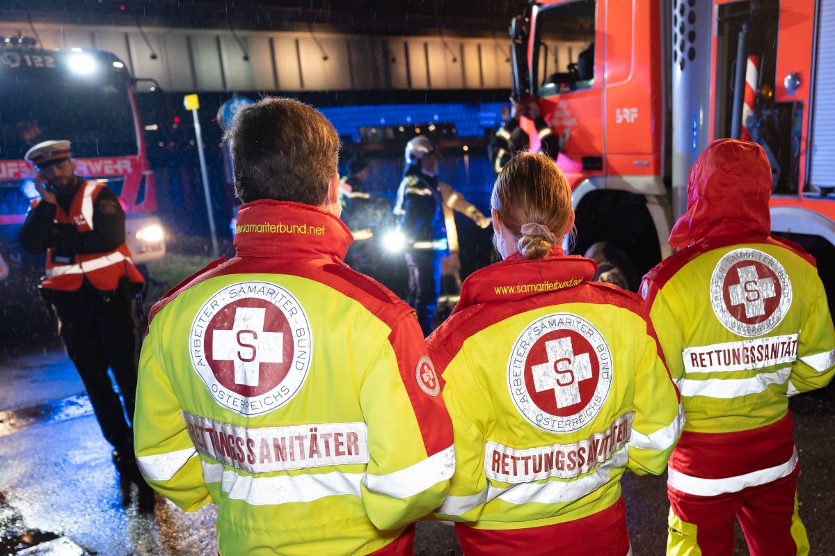 fotokerschi's tweet photo. @LPDooe tolle Teamleistung #BFLinz #ASB #Polizei https://t.co/iH8bnfSNuz