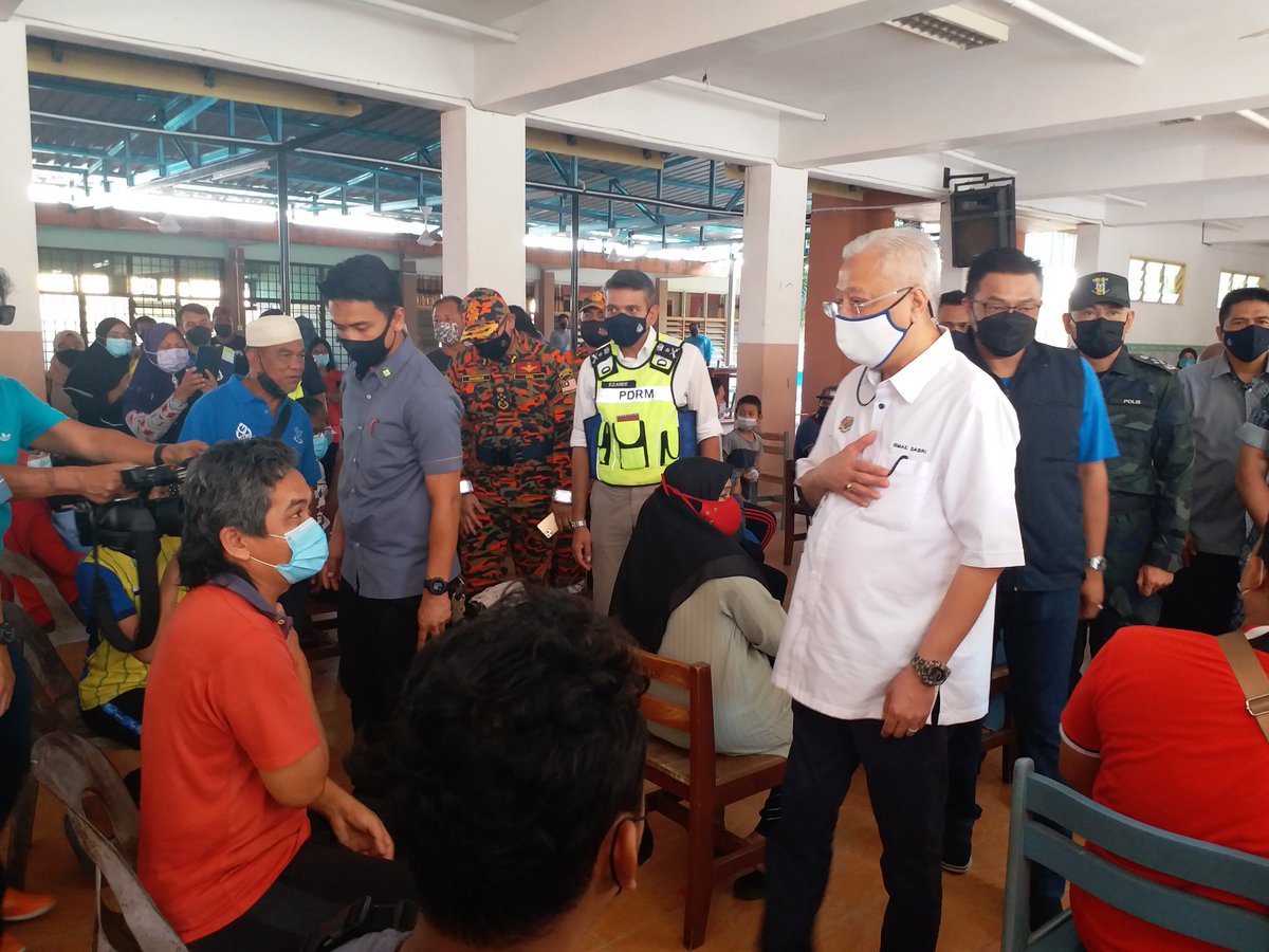 KP_bombaJBPM's tweet photo. 24.12.2021  YAB Dato' Sri Ismail Sabri Perdana Menteri turut menyantuni mangsa banjir di PPS SRJK Tamil dan SMK Mentakab. https://t.co/W9JYznU1QE