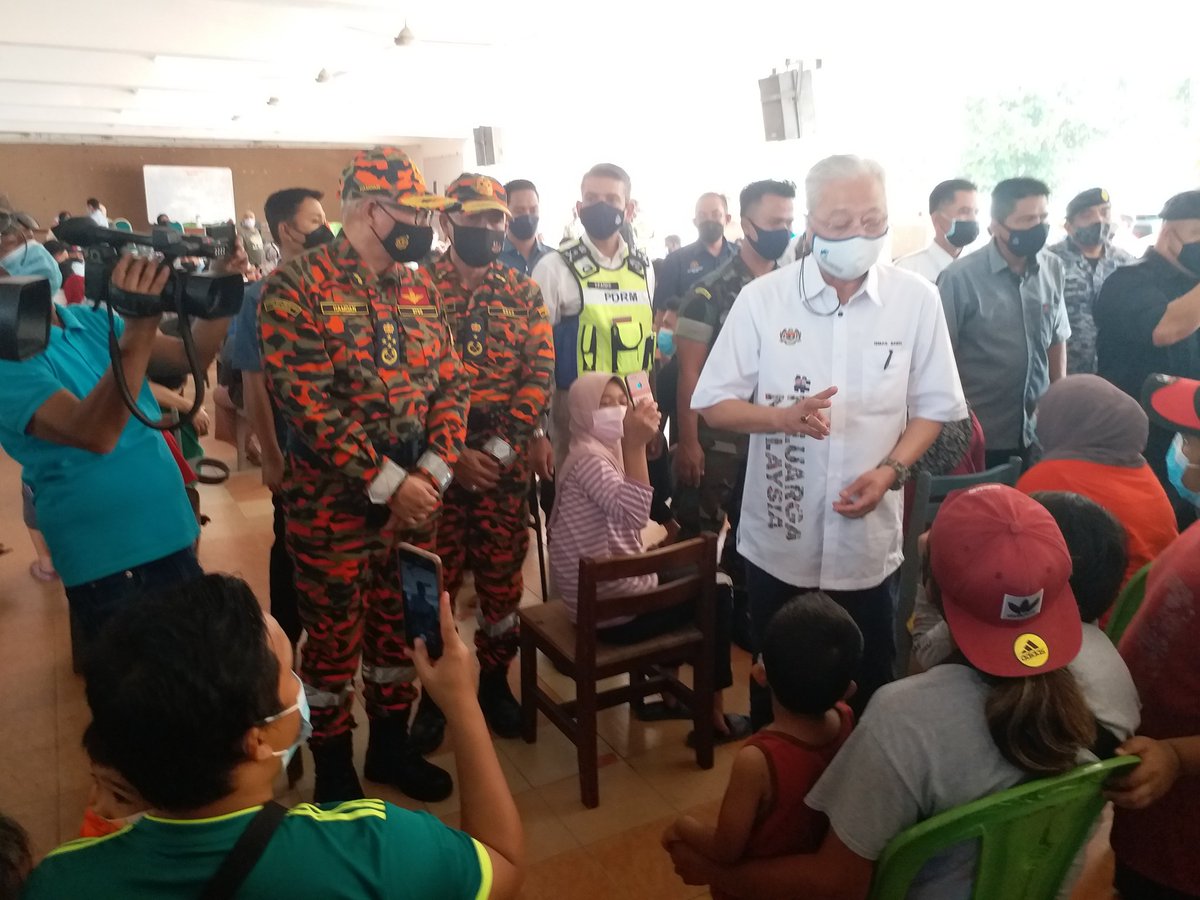 KP_bombaJBPM's tweet photo. 24.12.2021  YAB Dato' Sri Ismail Sabri Perdana Menteri turut menyantuni mangsa banjir di PPS SRJK Tamil dan SMK Mentakab. https://t.co/W9JYznU1QE