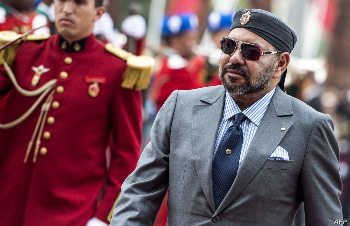 في المغرب يوجد ملكا
حينما تكلم فاح من فمه عطرا
وحينما نظر برق من عيناه سحرا
وحينما طل علينا رأينا أمام أعيننا شابا وسيما وقمرا
وحينما خطى مشى واثق الخطى ملكا
حقا صنديدا ورجلا
#المغرب #محمد_السادس 🇲🇦