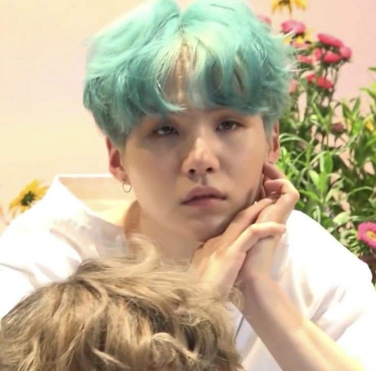 hasbleidyrodri9's tweet photo. Yoongi aquí está #Army para decirte que todo está bien y lo estará por el momento la prioridad eres tu y que esto sea pasajero army te ama y esperamos que apesar de esto tengas una feliz navidad 🥺🥺#GetwellsoonSUGA
#YOONGI 
#HappyChristmas https://t.co/gX7v8KIIeM