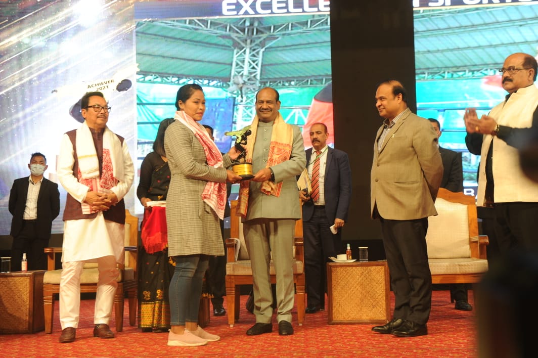 LokSabhaSectt's tweet photo. Lok Sabha Speaker Shri @ombirlakota presented  Achievers’ Award 2021 by @pratidintime in Guwahati today.  Chief Minister of Assam Shri @ @himantabiswa and Arunachal Pradesh Dy CM Shri @ChownaMeinBJP graced the event. https://t.co/ShMjJYmQfj
