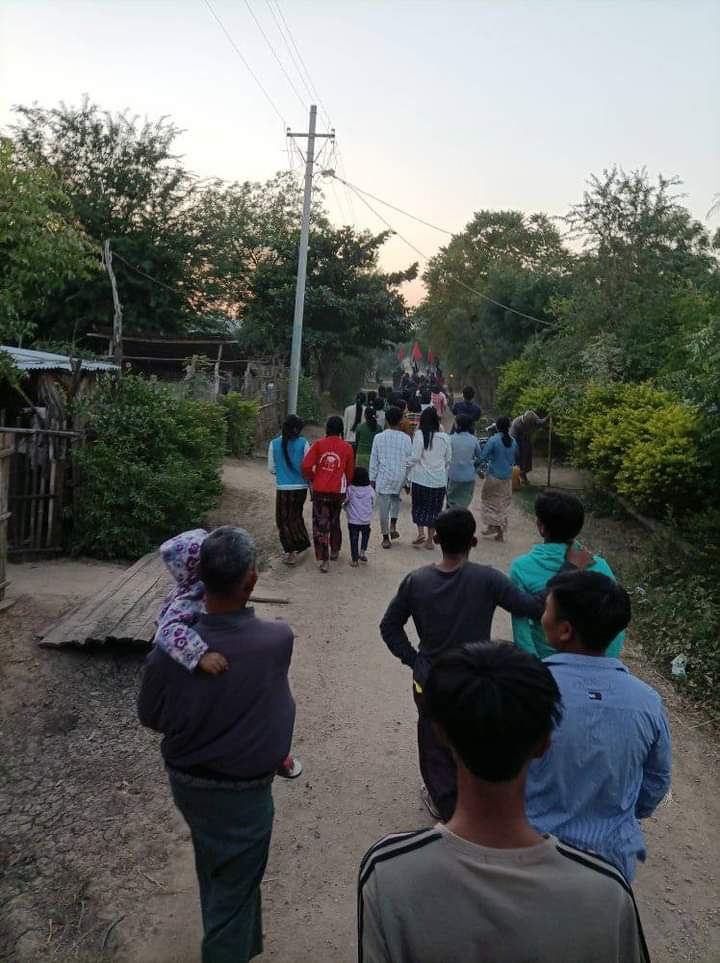 Strike by the people from Ayar Taw Tsp this evening marched against the terrorists military.

#Australia_StopEngagingWithTerrorists
#Dec24Coup #NoFlyZoneInMyanmar
#WhatsHappeningInMyanmar