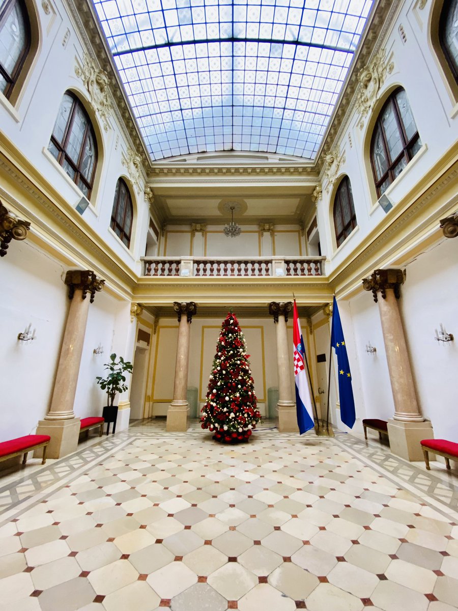 SebastianRogac's tweet photo. Sretan Božić / Merry Christmas / Joyeux Noël / Feliz Navidad / Frohe Weihnachten 🎄 #MFEA #MFACroatia https://t.co/5FVtHIw5wQ