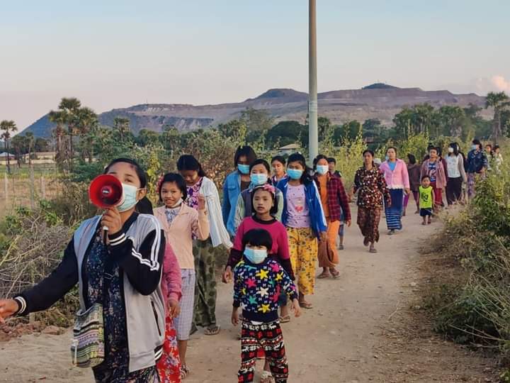 b3rry_y's tweet photo. "Let Revolt with PDF to End the Trouble of Refugees" Evening strike in Latpadaung marched to overthrow the Terrorists Dictatorship.

#Australia_StopEngagingWithTerrorists
#Dec24Coup #NoFlyZoneInMyanmar
#WhatsHappeningInMyanmar https://t.co/S07xQuXNwK