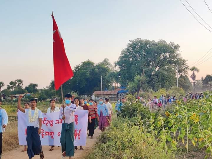 b3rry_y's tweet photo. "Let Revolt with PDF to End the Trouble of Refugees" Evening strike in Latpadaung marched to overthrow the Terrorists Dictatorship.

#Australia_StopEngagingWithTerrorists
#Dec24Coup #NoFlyZoneInMyanmar
#WhatsHappeningInMyanmar https://t.co/S07xQuXNwK