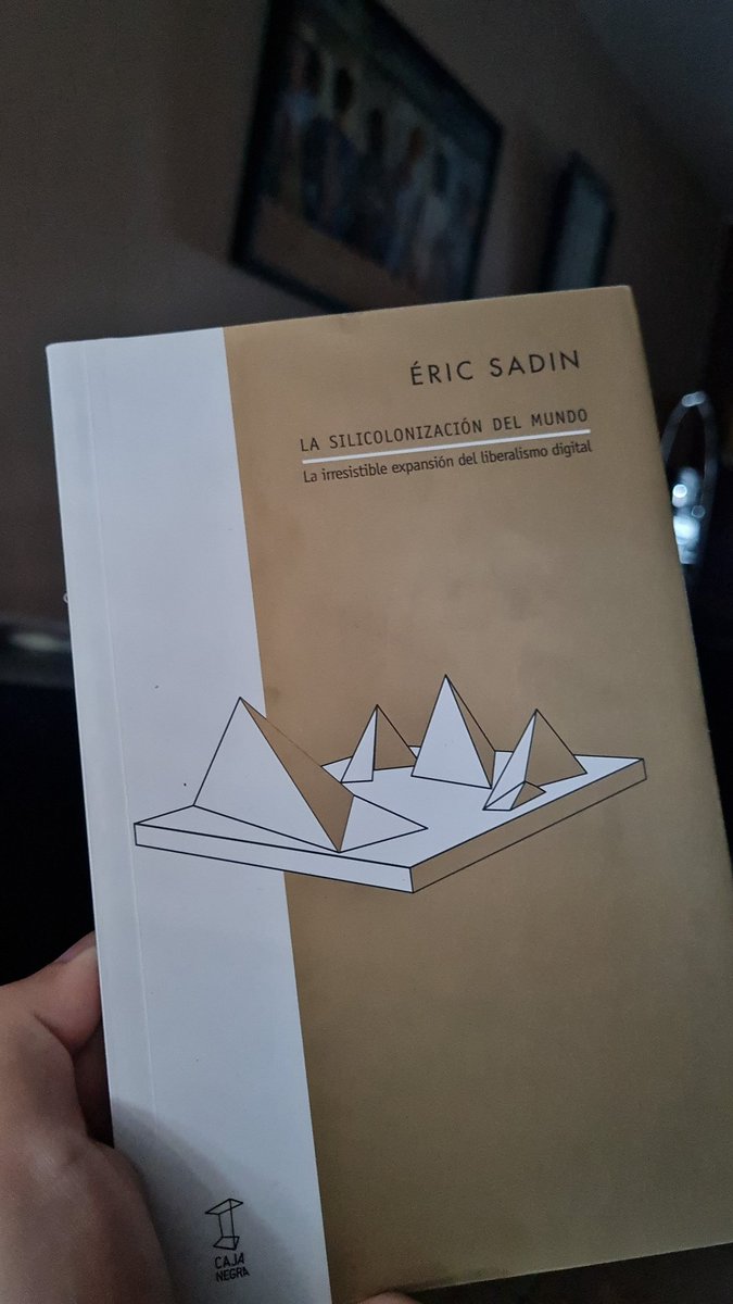 GaritaGar32's tweet photo. Nada como madrugar un 24 de diciembre para empezar un libro https://t.co/qLXSuSmu0L