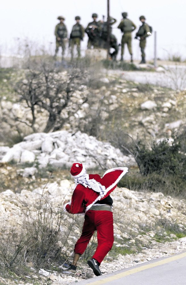 AAlarabby's tweet photo. Merry Christmas https://t.co/aOuPw5Z0DR