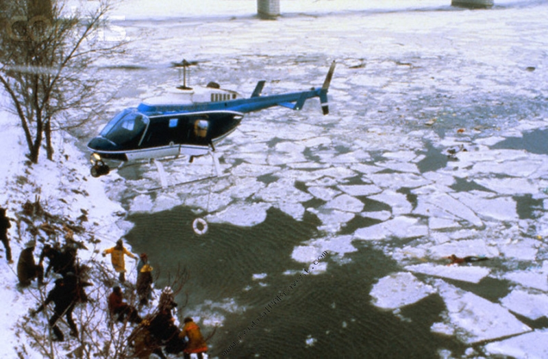 U.S. Park Police helicopter “Eagle 1”, a Bell 206L-1 LongRanger II, N22PP, hovers over the bank of the Potomac River, 13 January 1982, 14th Street Bridge crash https://t.co/LaCnxBsw4B https://t.co/eTljEMJA9i
