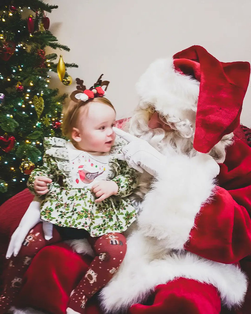 Twitchy_Pixie's tweet photo. We hope you all have a Merry Christmas and a Happy New Year from @TwitchyHippy , Elbie and Me 🥰🎅 https://t.co/kon10y6hvV