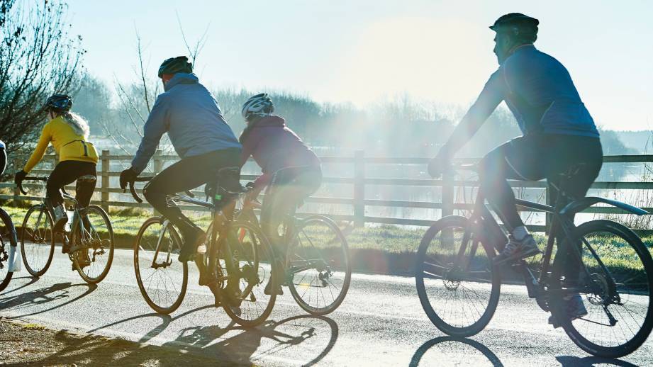 Brrr it's chilly out there 🥶 Check out some of our top winter cycling tips to help you keep warm on your ride ➡️bit.ly/WinterCyclingT…
