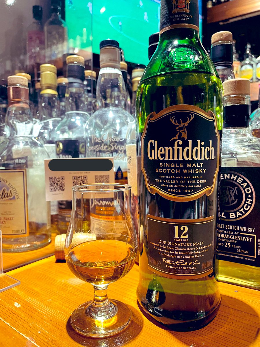 YuYuCa79's tweet photo. クリスマスっぽいお酒を頼んだら出てきたマスターおすすめの一杯
1887年のクリスマスの日に蒸留器からはじめて生産されたシングルモルトウイスキーグレンフィディック🦌 https://t.co/y3lns7py6S
