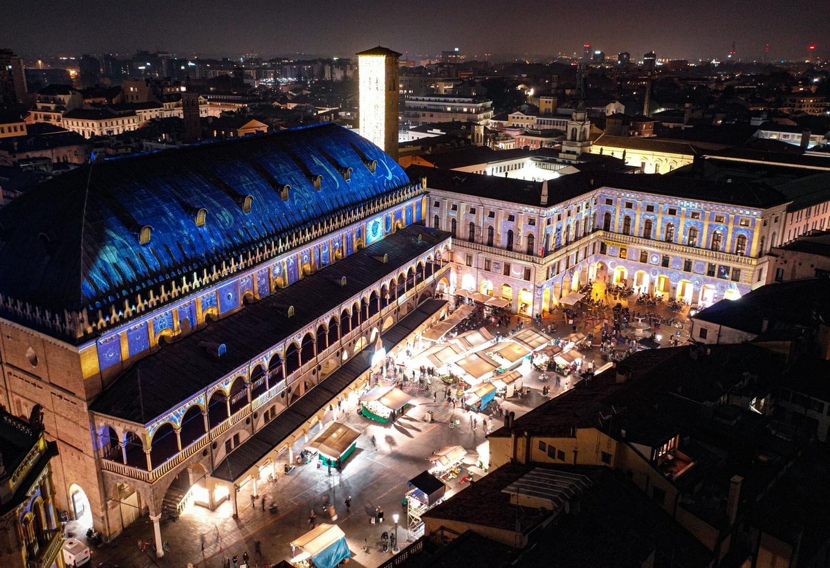 comunepadova's tweet photo. 🎄 Natale a #Padova
🌟 Proseguono per tutto il periodo natalizio luminarie, videomapping, mercatini, attrazioni, eventi e l'ingresso gratuito alla caratteristica esposizione "Il presepe. Nel segno della rinascita". 
Tutte le iniziative ➡️ https://t.co/gmXcPAPv5i #NataleaPadova https://t.co/kksVNTtxfV