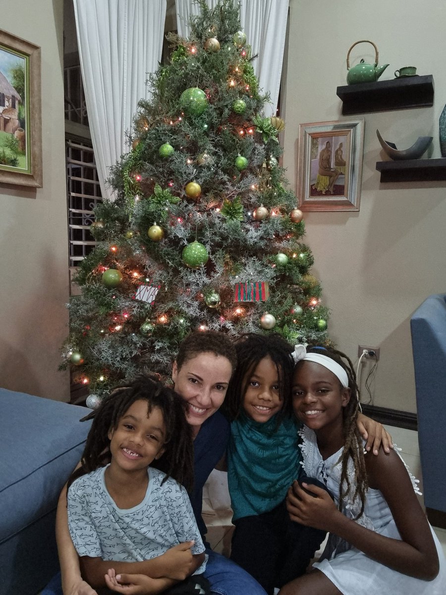 kaminajsmith's tweet photo. Sending love, light, joy and peace to you and yours this Christmas Eve from me and my little elves! 🌲 https://t.co/Fl3OEClJrC