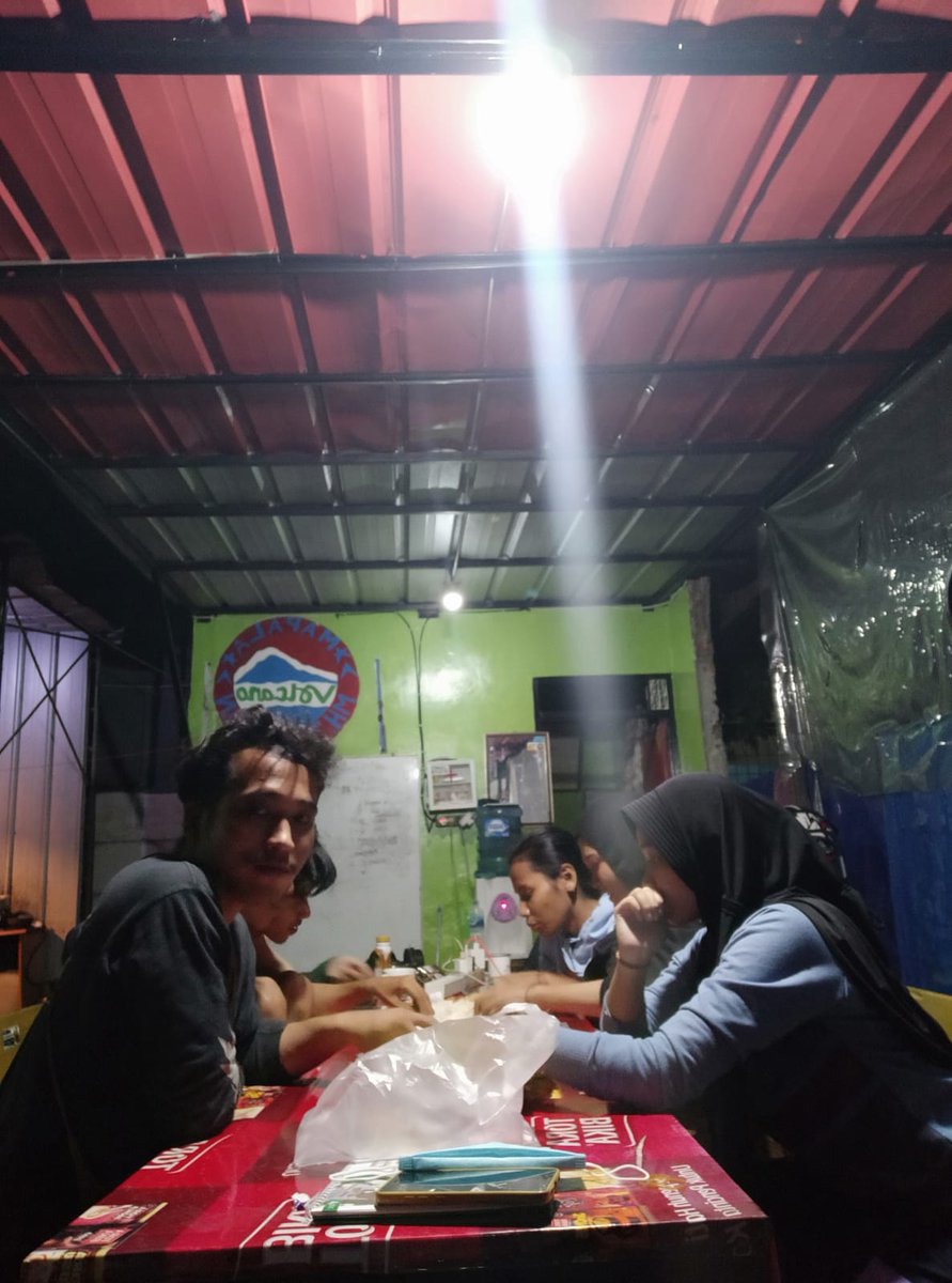 MAPALAVOLCANO's tweet photo. Kamis, 04 November 2021

Sesudah Rapat Terbitlah Merapat ✌ https://t.co/AdbRRLem9Q