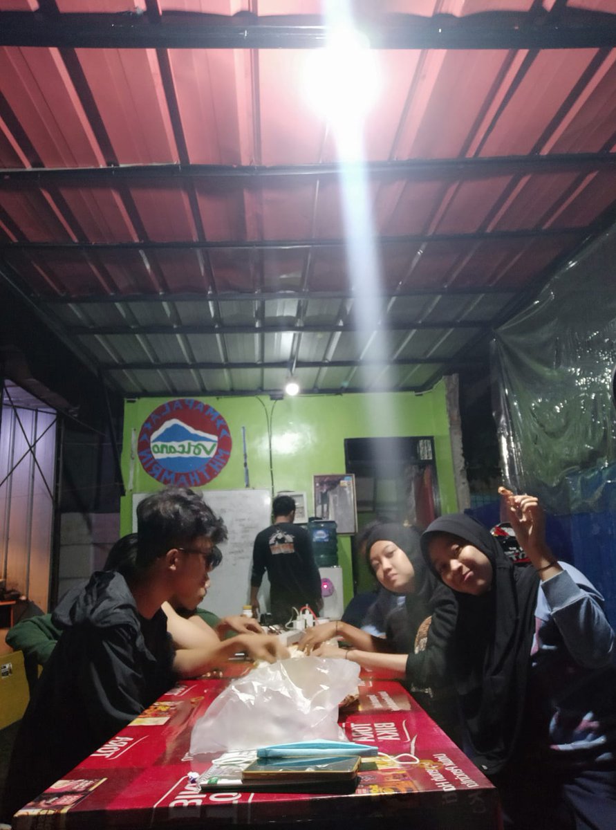 MAPALAVOLCANO's tweet photo. Kamis, 04 November 2021

Sesudah Rapat Terbitlah Merapat ✌ https://t.co/AdbRRLem9Q