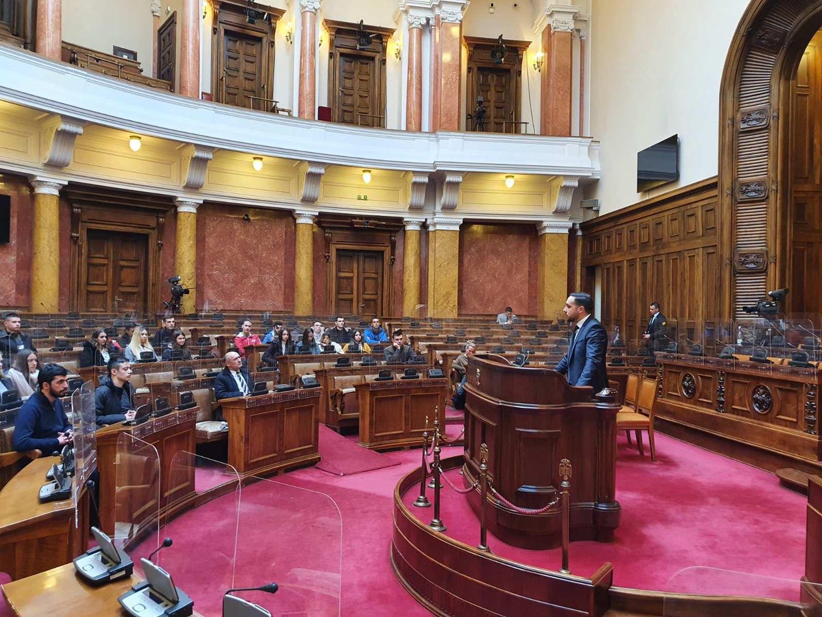 MladiSPS's tweet photo. Narodni poslanik i predsednik @MladiSPS Uglješa Marković obratio se studentima Pravnog fakulteta Univerziteta u Kragujevcu prilikom njihove posete Narodnoj skupštini Republike Srbije i tom prilikom je istakao da je Narodna skupština dom svih građana Republike Srbije. 🇷🇸 https://t.co/dicQkb7IYh