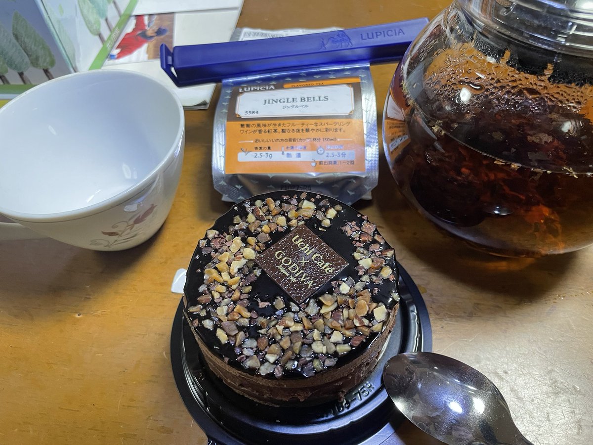 S_Ryouka's tweet photo. 今年もシングルベルなので1人でケーキと紅茶楽しんでます https://t.co/72tY5iW2Vw