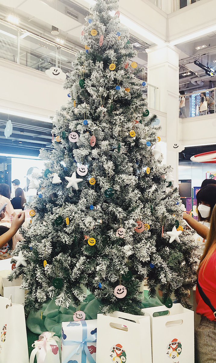 PBinFeb's tweet photo. Happy Chrismas Eve 🎄🧸✨💗with @dyyoonzz #colorsculturebyPPKRITT #CC1stPopUpStore https://t.co/uLDflIQ3Ml