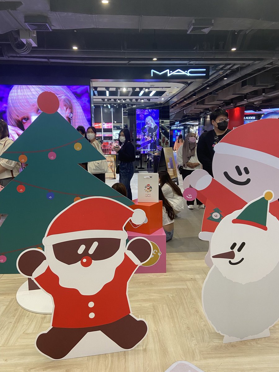 PBinFeb's tweet photo. Happy Chrismas Eve 🎄🧸✨💗with @dyyoonzz #colorsculturebyPPKRITT #CC1stPopUpStore https://t.co/uLDflIQ3Ml