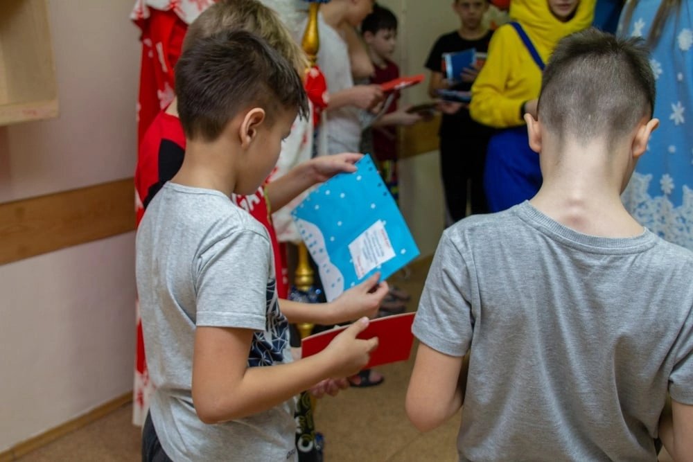 dotgl3's tweet photo. Для маленьких пациентов была организована весёлая новогодняя пр��грамма "Новогодние вытворяшки" с Дедом Морозом и Снегурочкой,а также любимыми героями из мультфильмов.Волонтёрами для ребят были переданы поздравительные открытки с тёплыми пожеланиями от воспитанников детских садов. https://t.co/BWJWkFeqv8