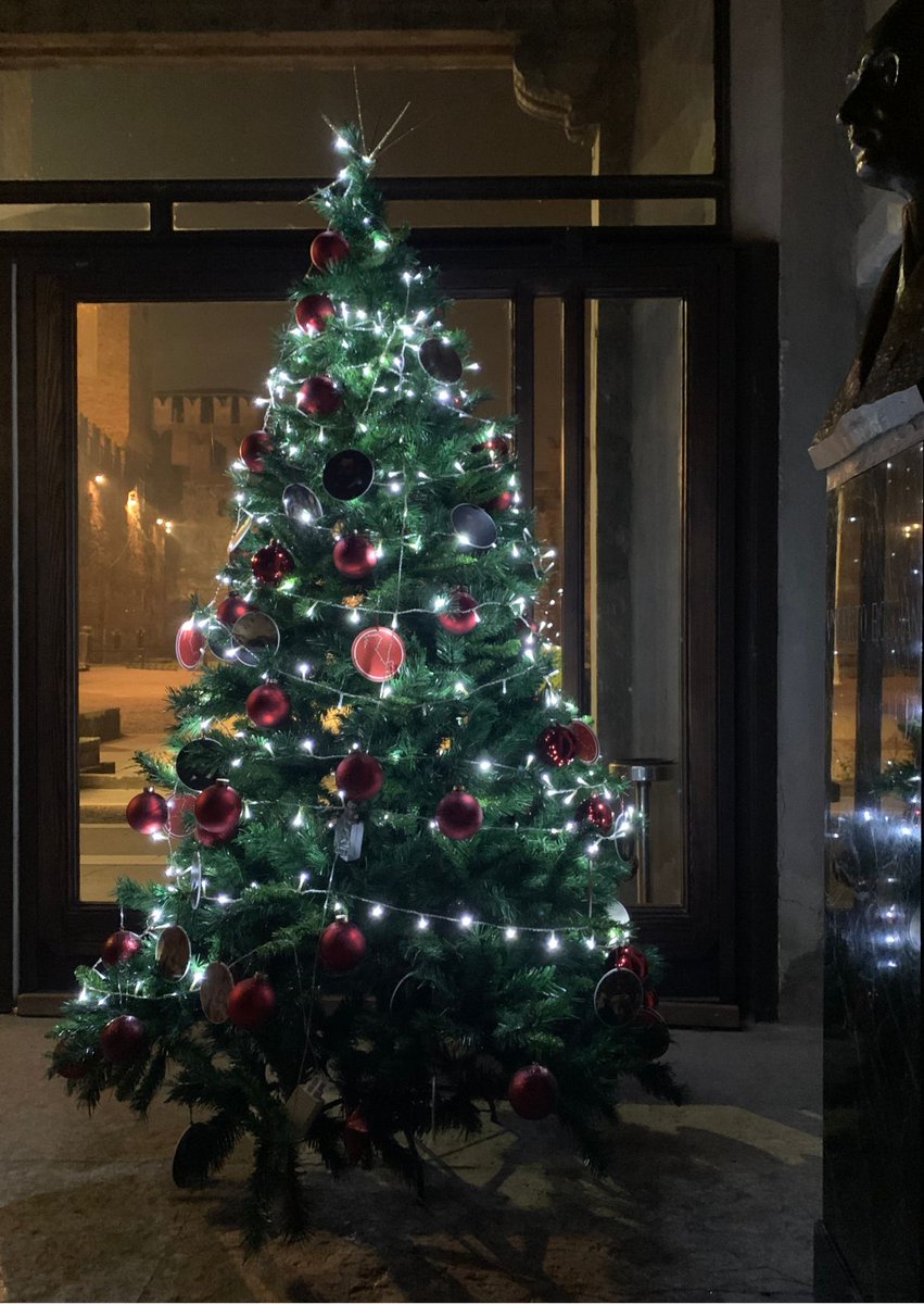 MuseiVerona's tweet photo. MUSEI APERTI PER LE FESTE

🎄I #MuseiCiviciVerona sono aperti: prevista la chiusura solo il lunedì, il 25 dicembre e il 1° gennaio. Orari e attività in programma sul nostro sito https://t.co/qztbaSgPNg
Buone feste!

#MuseiVerona #Christmas #Natale #Natale2021 https://t.co/fNMUllXWgo