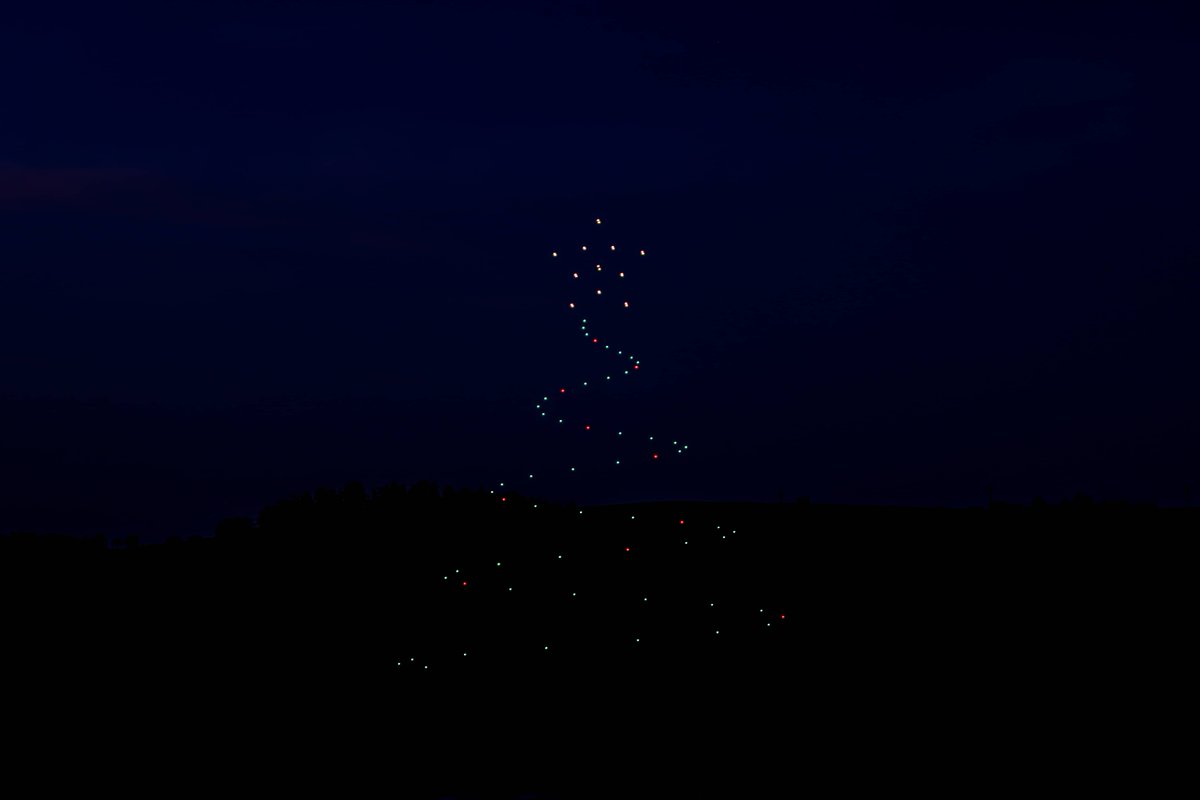 EDrotek's tweet photo. 🎄✨⛄️ The entire Drotek team wishes you a Merry Christmas! Take care of yourself and your loved ones! ⛄️✨🎄

#drotek #drone #dronelightshow #IOStar #lightshow #dronelumineux #madeinfrance #merrychristmas https://t.co/7Yzh1EfNh2