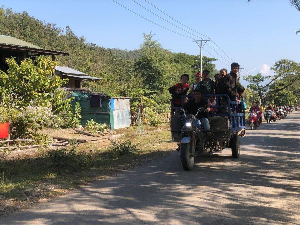 Locals of NatChaung village, Southern Kale, are fleeing in fear since SAC terrorists launched offensive attacks in the village.
#Australia_StopEngagingWithTerrorists
#Dec24Coup  
#WhatsHappeningInMyanmar