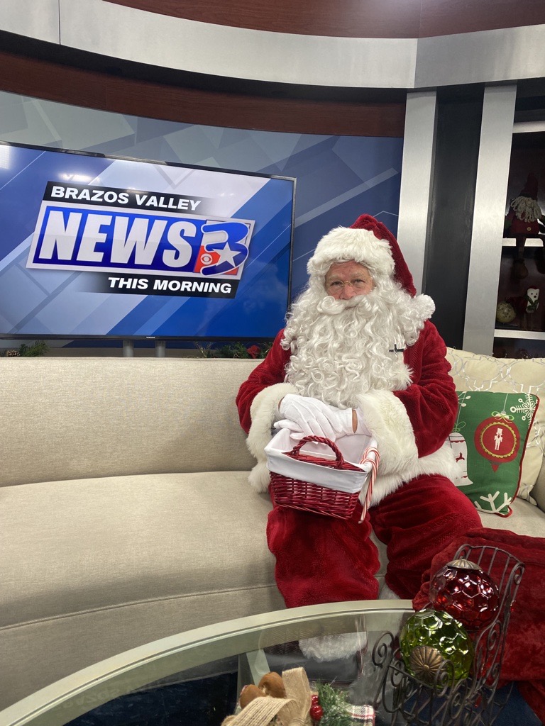FallonAppleton_'s tweet photo. Santa is taking a detour from the other side of the world and joining us in the KBTX studio! Tune in for the last half hour of #BVTM https://t.co/WRiRugHzZQ