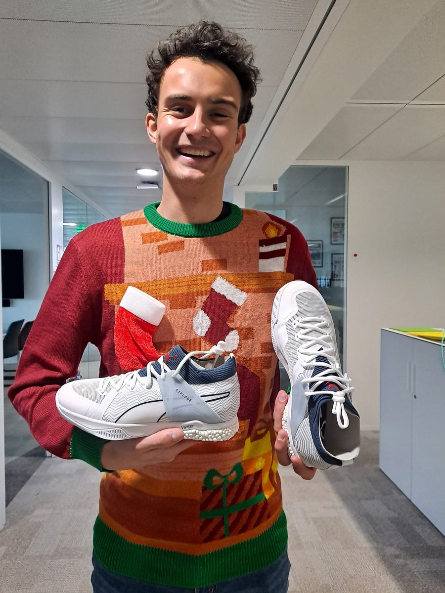 lequipedusoir's tweet photo. 🎄🎁 LE CADEAU DE L'EDS 🎄🎁

Un très beau cadeau pour Noël ! @RomainHarent vous offre des chaussures @PUMA 😍

Choisissez le chroniqueur qui vous représentera en fin d'émission : Blanc / Djellit / Moatti / Salomon / Appadoo ⚽

Rendez-vous à 18h30 et joyeux Noël à tous ! 

#EDS https://t.co/ZnUrb1MeLv