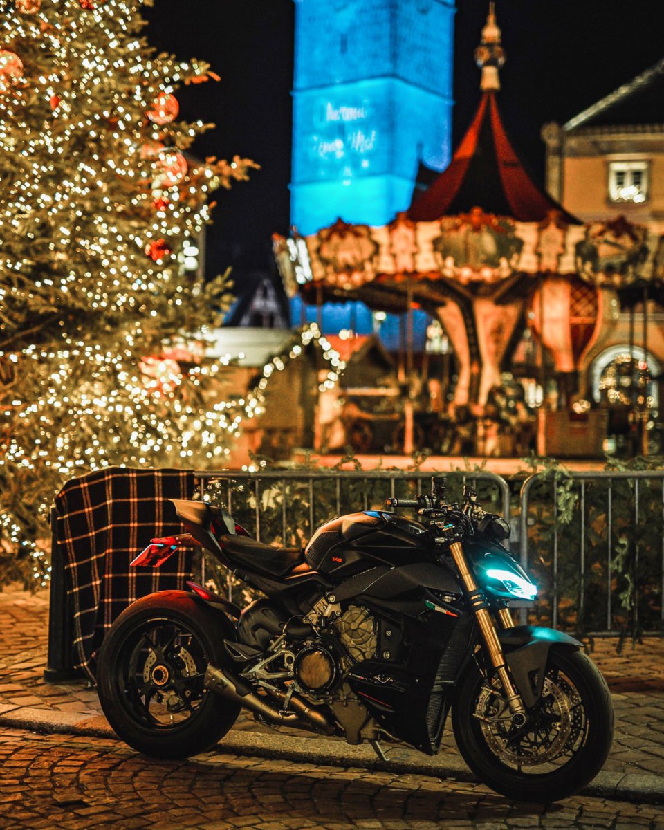 DucatiLDN's tweet photo. The season of lights, and the season of riding. 

Arieon and his Streetfighter V4 S are enjoying the holidays together. #Ducati #StreetfighterV4 https://t.co/2tenMOzr4T