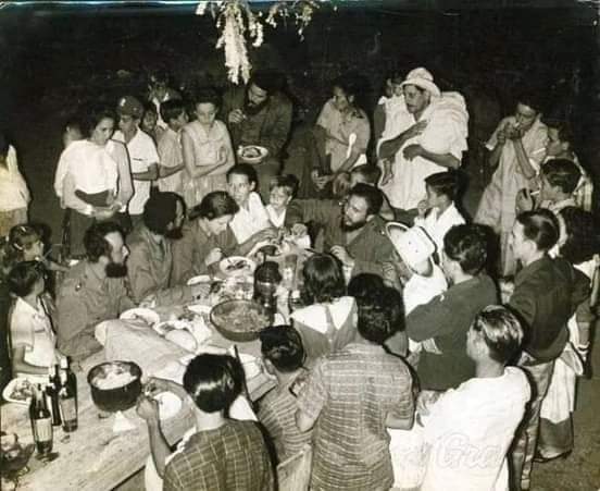 mariofsabines's tweet photo. 24 de diciembre de 1959: El Comandante en Jefe Fidel Castro Ruz, participó en la cena de nochebuena preparada por los carboneros del poblado de Soplillar, #CiénagaDeZapata.
#GobMtz #PoderPopular #MatancerosEnVictoria #Matanzas #Cuba #FidelPorSiempre #CienagaEnVictoria https://t.co/qvlrZHURfa