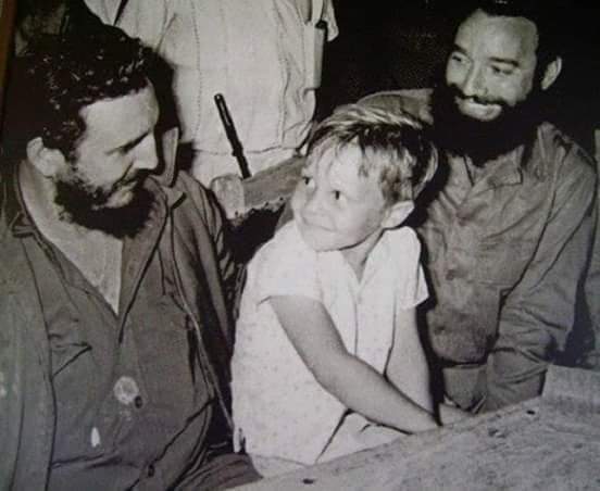 mariofsabines's tweet photo. 24 de diciembre de 1959: El Comandante en Jefe Fidel Castro Ruz, participó en la cena de nochebuena preparada por los carboneros del poblado de Soplillar, #CiénagaDeZapata.
#GobMtz #PoderPopular #MatancerosEnVictoria #Matanzas #Cuba #FidelPorSiempre #CienagaEnVictoria https://t.co/qvlrZHURfa