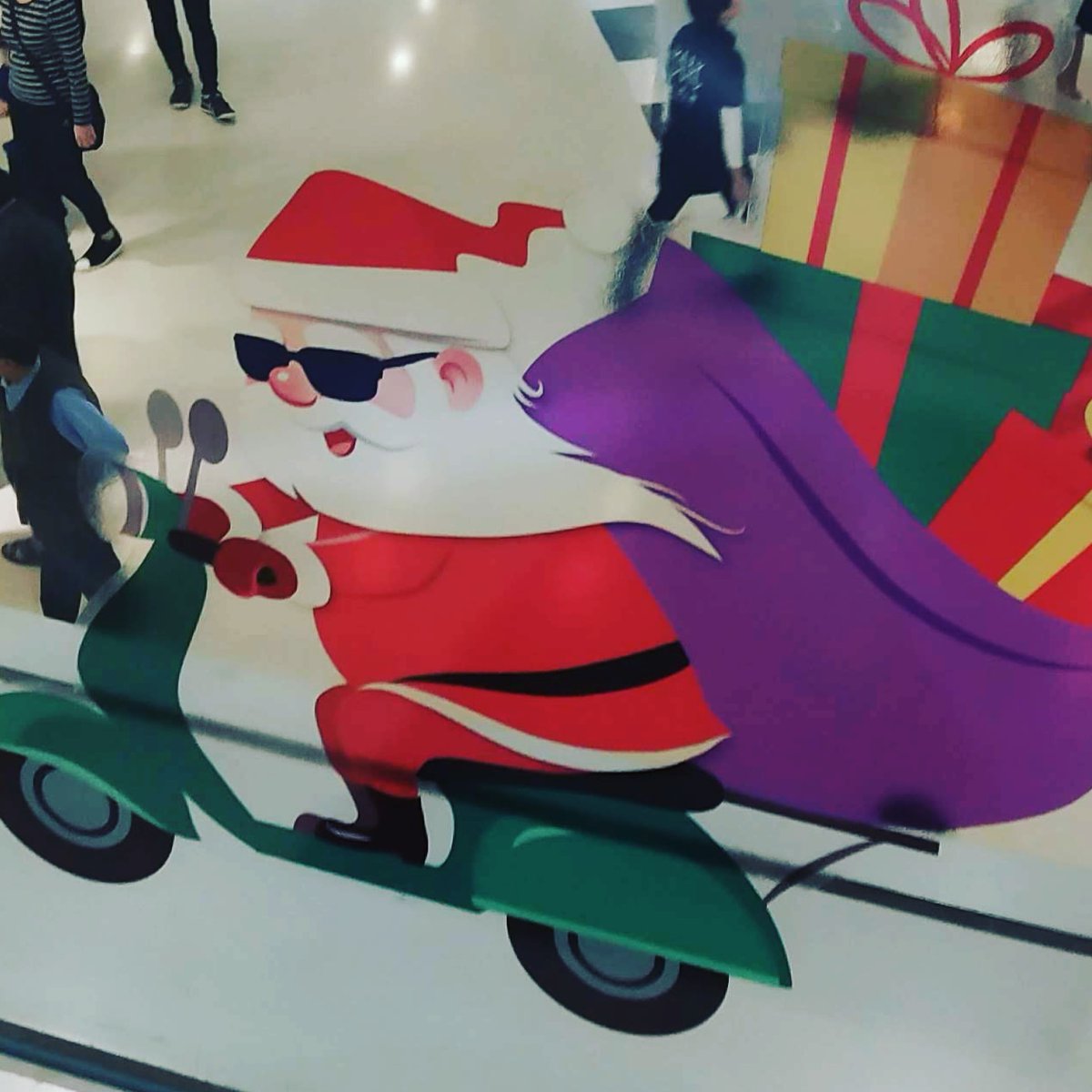 frankhkguide's tweet photo. Santa Claus 🎅 tries his best to deliver presents 🛵🎁 to you on time. We do our best 😎 to help you dodge the crowds 😀 during the busy #festiveseason 🎊 in easy 👍 #hongkong #privatetour 🚙. See you next year 🙋‍♂! #merrychristmas 🎄! Tour options 👉https://t.co/0irb7BQilu https://t.co/k7dCpaEWDl