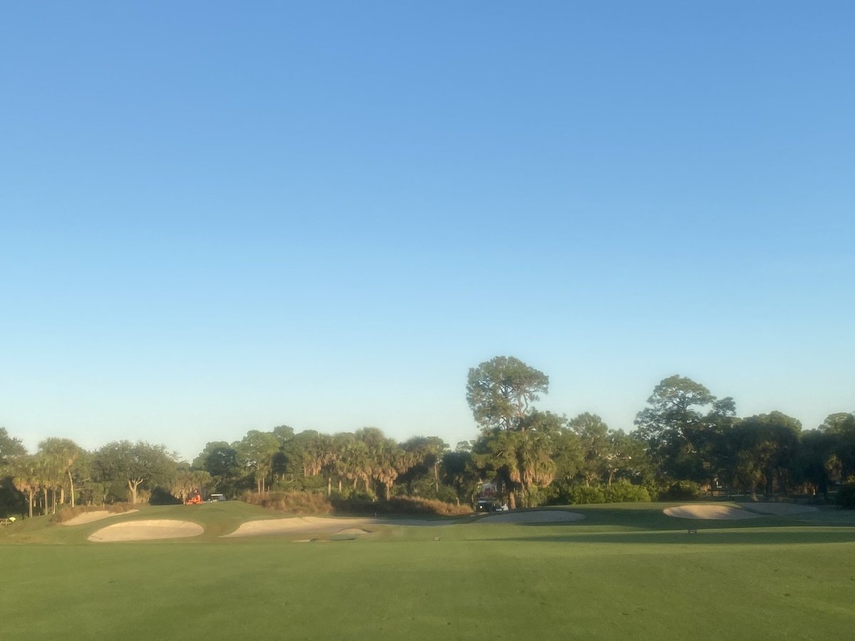 Tom_Taylor1421's tweet photo. Knocking out mowing of all shortcut plus a roll on greens on this beautiful #ChristmasEve We’re using the members favorite green too on hole 8 #LeftGreen @PGAVillage #Wanamaker #PGAGolfClubAgronomy https://t.co/tw30yWr2at